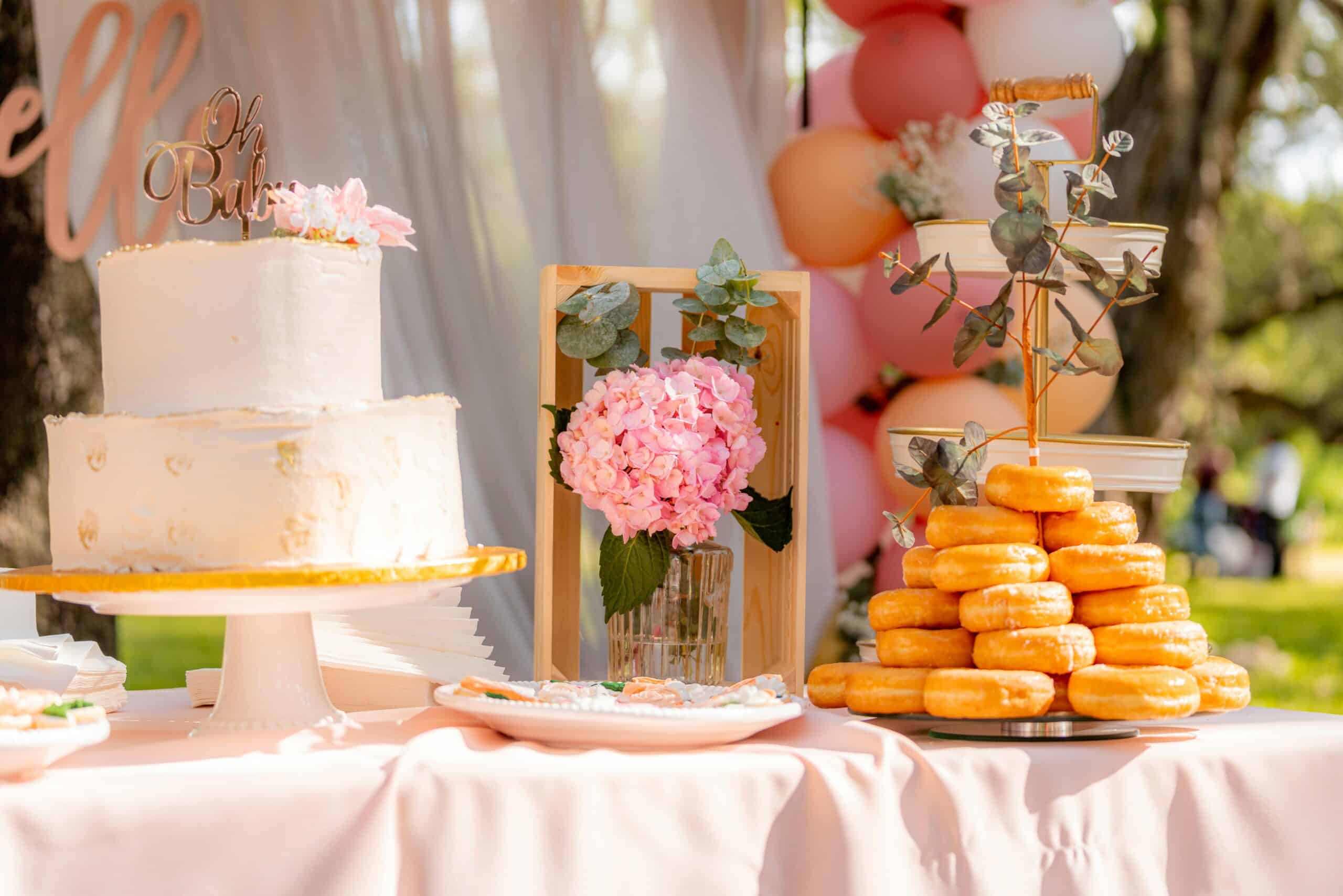 Tarta de boda decorada con flores pasteles